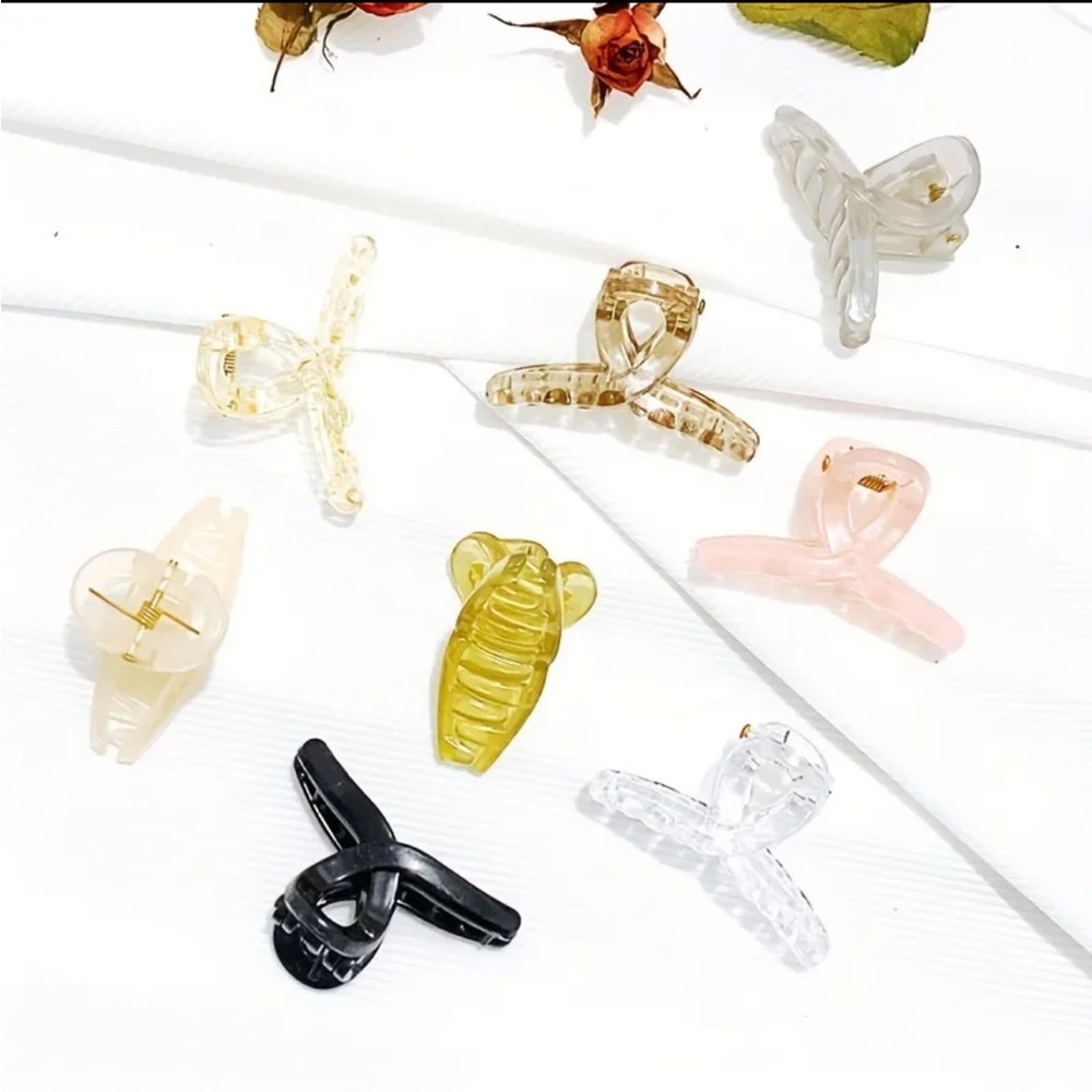 **Buy 4 Get 1 Free $5 items only. 8 Small Hair Claws. Brand New.